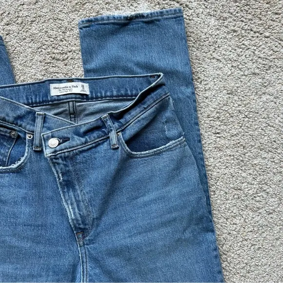 ABERCROMBIE AND FITCH THE 90s STRAIGHT ULTRA HIGH RISE JEANS