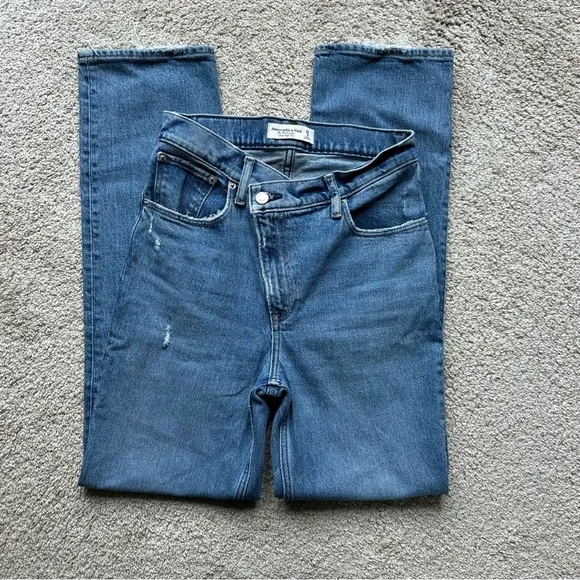 ABERCROMBIE AND FITCH THE 90s STRAIGHT ULTRA HIGH RISE JEANS