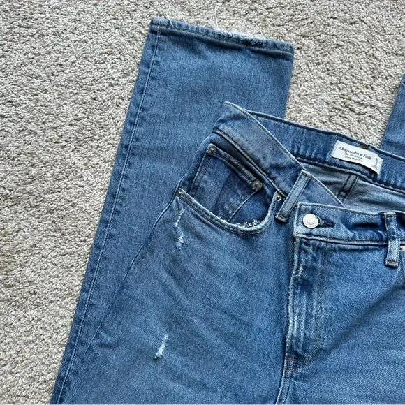 ABERCROMBIE AND FITCH THE 90s STRAIGHT ULTRA HIGH RISE JEANS