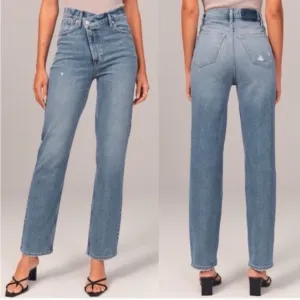 ABERCROMBIE AND FITCH THE 90s STRAIGHT ULTRA HIGH RISE JEANS