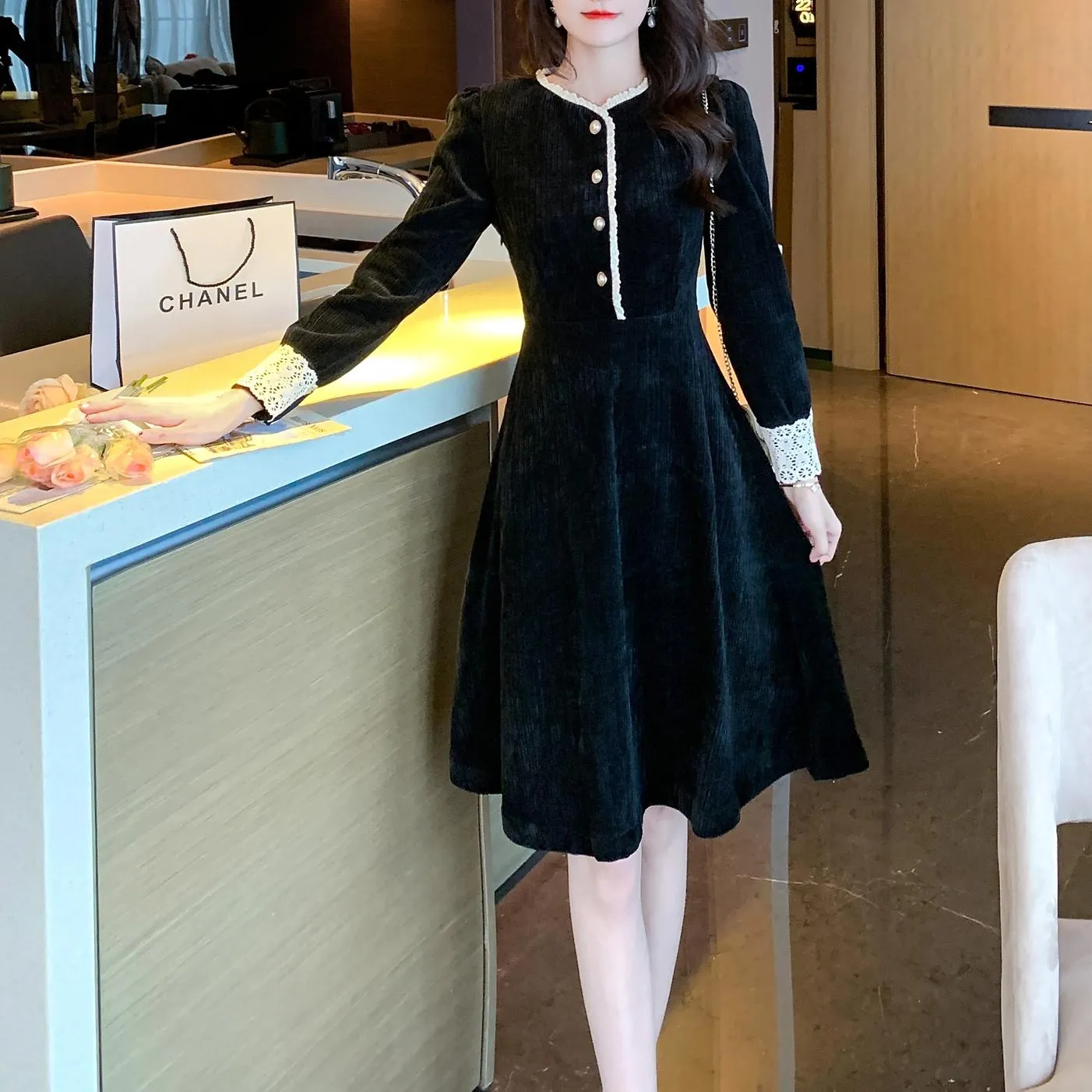 Chic Slimming Dress with Beautiful Paneling Design