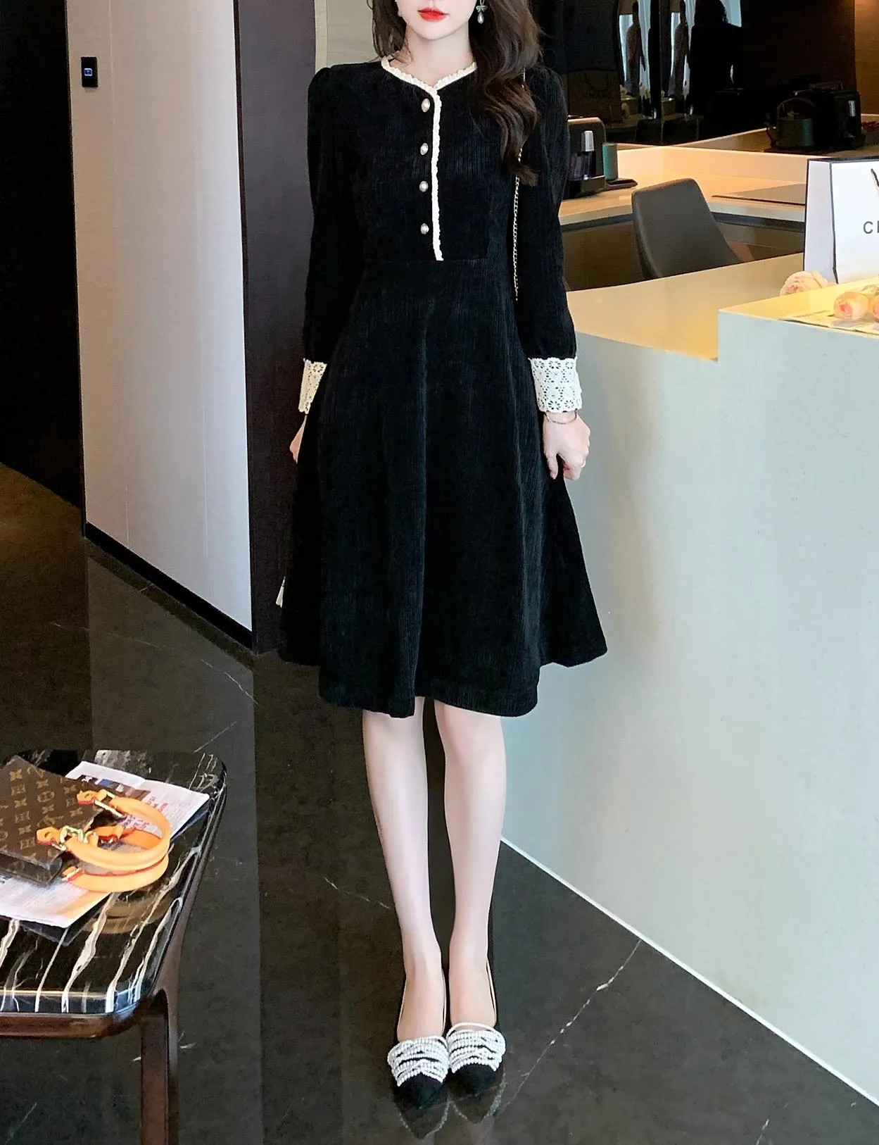 Chic Slimming Dress with Beautiful Paneling Design