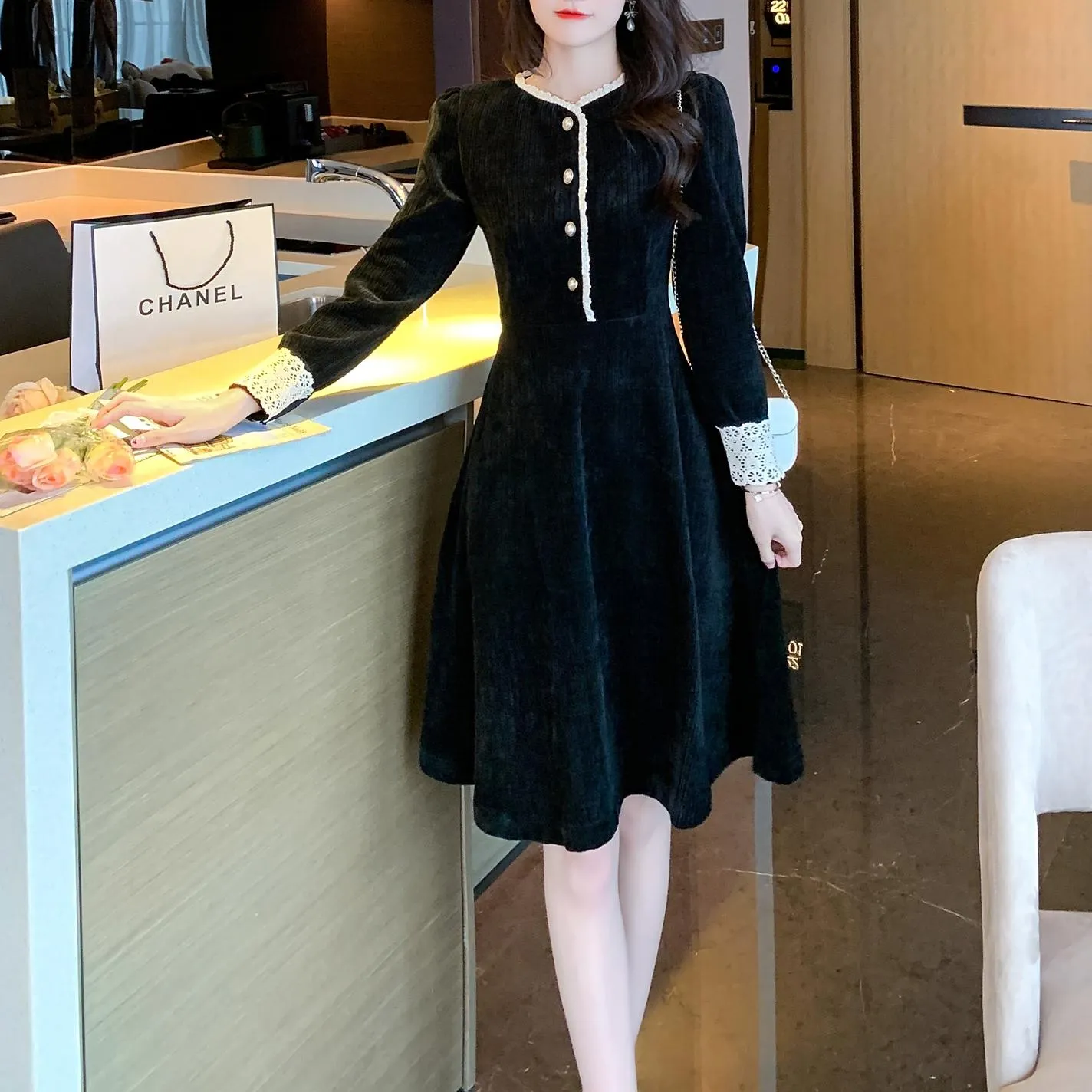 Chic Slimming Dress with Beautiful Paneling Design