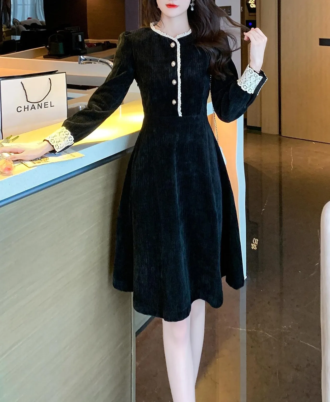 Chic Slimming Dress with Beautiful Paneling Design