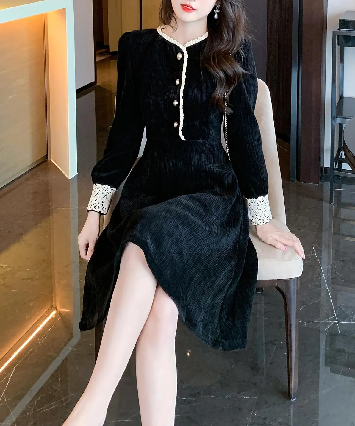 Chic Slimming Dress with Beautiful Paneling Design