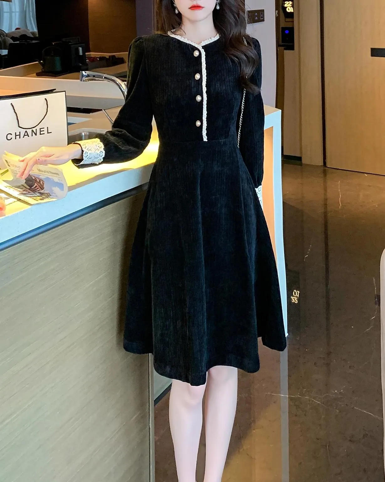 Chic Slimming Dress with Beautiful Paneling Design