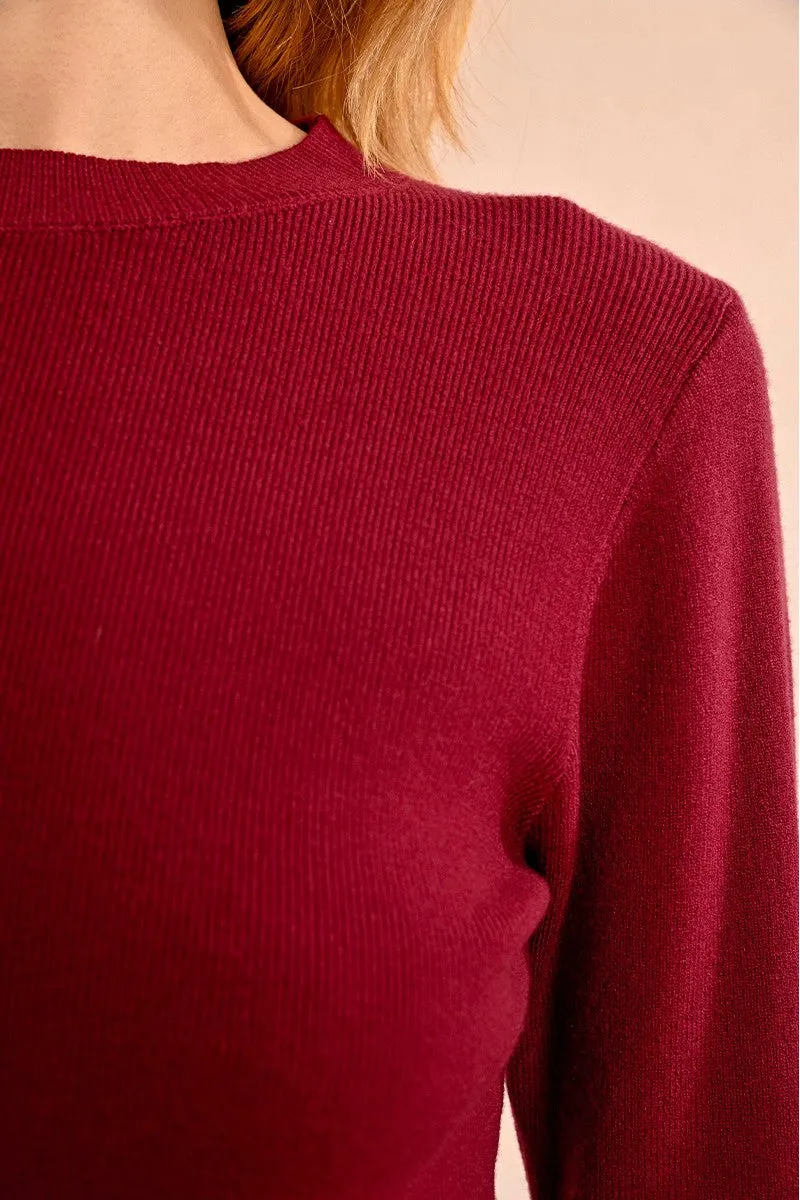 CLOSE-FITTING LONG-SLEEVED SWEATER