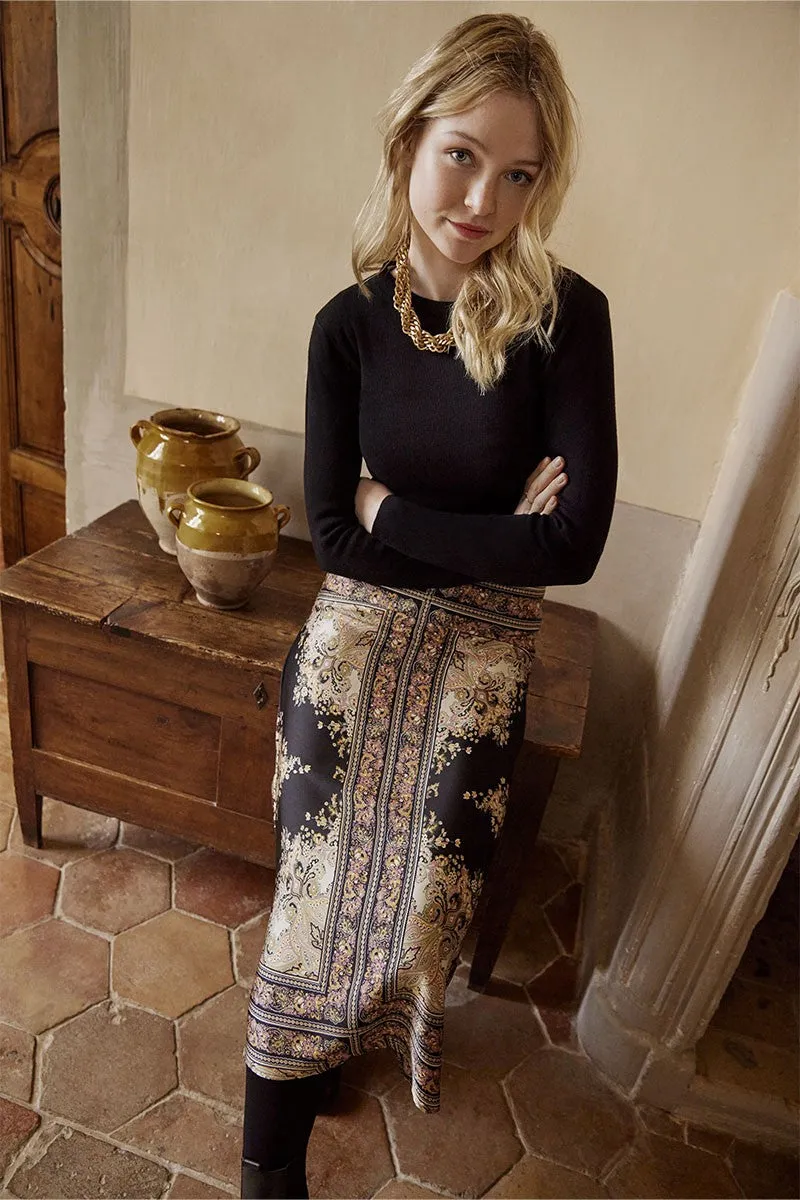 CLOSE-FITTING LONG-SLEEVED SWEATER