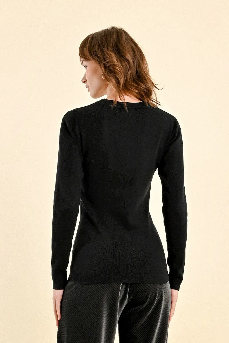 CLOSE-FITTING LONG-SLEEVED SWEATER