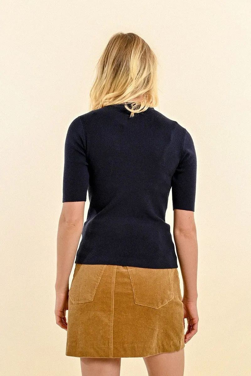 CLOSE-FITTING SHORT-SLEEVED SWEATER