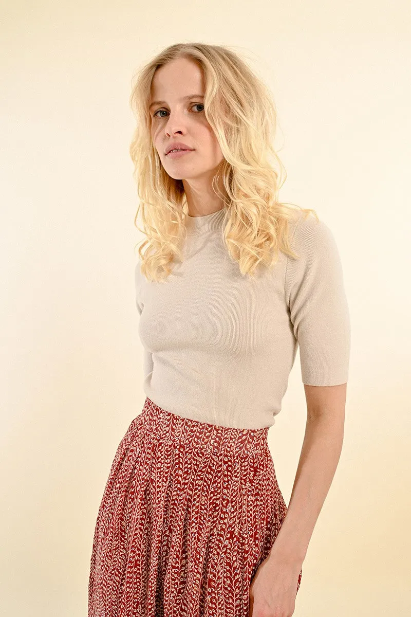 CLOSE-FITTING SHORT-SLEEVED SWEATER