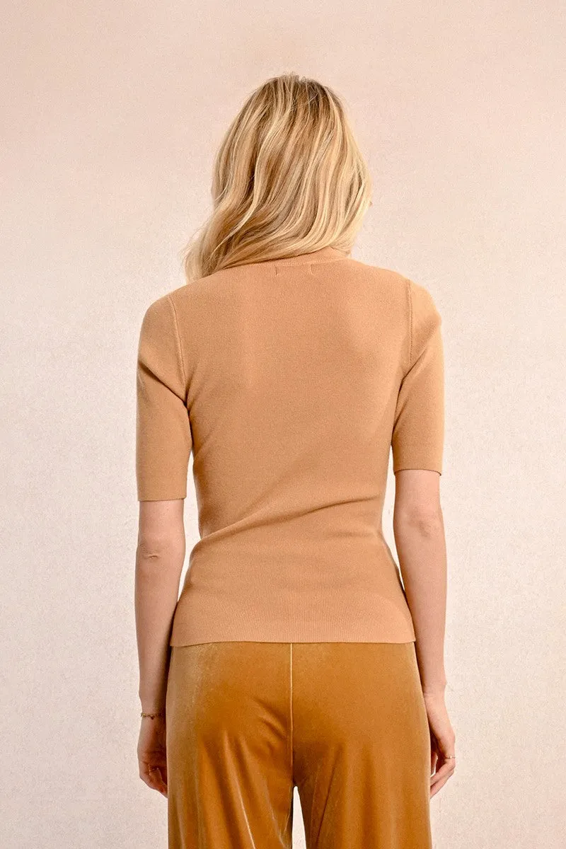 CLOSE-FITTING SHORT-SLEEVED SWEATER