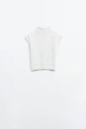 Cozy turtleneck sleeveless sweater in grey