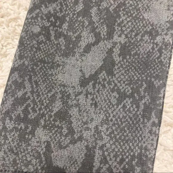 FRAME Le Skinny de Jeanne Python Print Jeans Gray XS Size 25 Snake