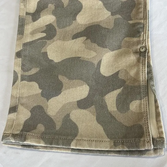 Joe’s Jeans Nico Midrise Straight in light Tan Camo print