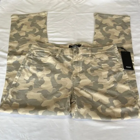 Joe’s Jeans Nico Midrise Straight in light Tan Camo print