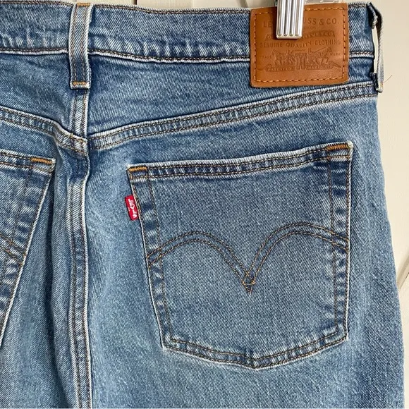 Levi’s Wedgie High Waist Crop Leg Medium Wash Jeans Size 30