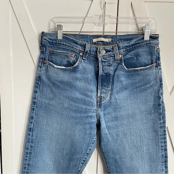 Levi’s Wedgie High Waist Crop Leg Medium Wash Jeans Size 30