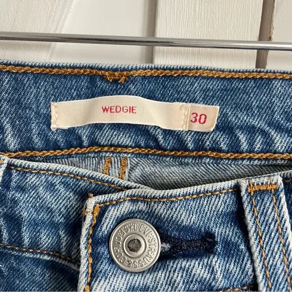 Levi’s Wedgie High Waist Crop Leg Medium Wash Jeans Size 30