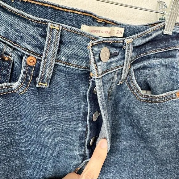 Levi's Wedgie Straight Leg Busted Knee Jeans in Queen of Meadow sz 25