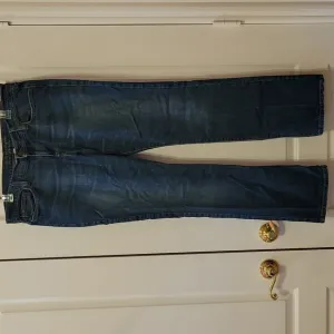 Like New Abercrombie &amp; Fitch Straight Leg Blue Fade Wash Erin Jeans