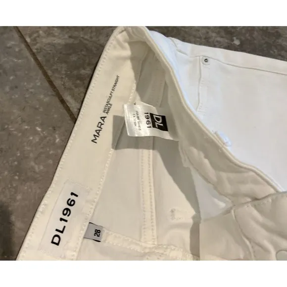 NWOT-DL1961 ~ Size 28 ~ White Mara Straight High Rise Instasculpt Frayed Hem