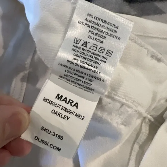 NWOT-DL1961 ~ Size 28 ~ White Mara Straight High Rise Instasculpt Frayed Hem