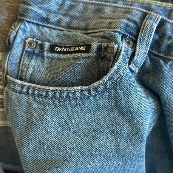 NWT  Dkny Jeans Distressed Frayed Hem Straight Leg Jeans 32/14