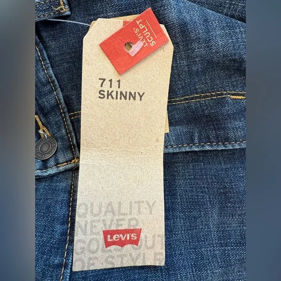 NWT Levi’s 711 Skinny Mid Rise Jeans Women’s Size 34
