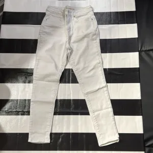 PREMIUM LEVIS HIGH RISE SKINNY JEAN