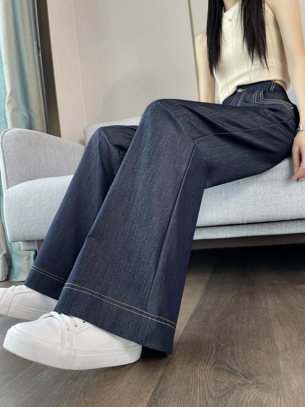 Relaxed-Fit Wide Leg Jeans with Double Stitching for Comfortable Style