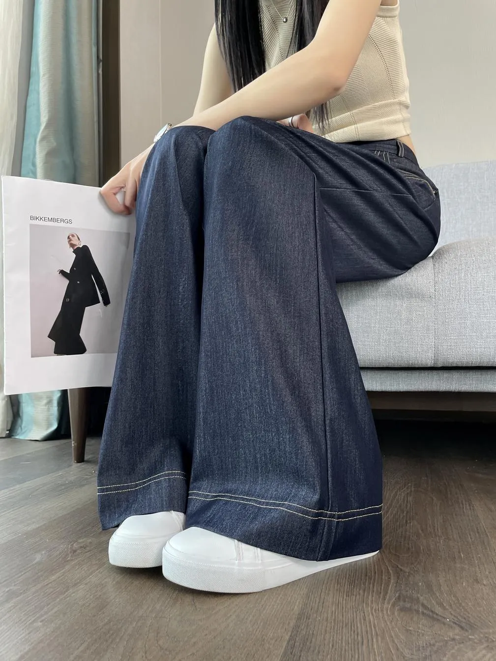 Relaxed-Fit Wide Leg Jeans with Double Stitching for Comfortable Style