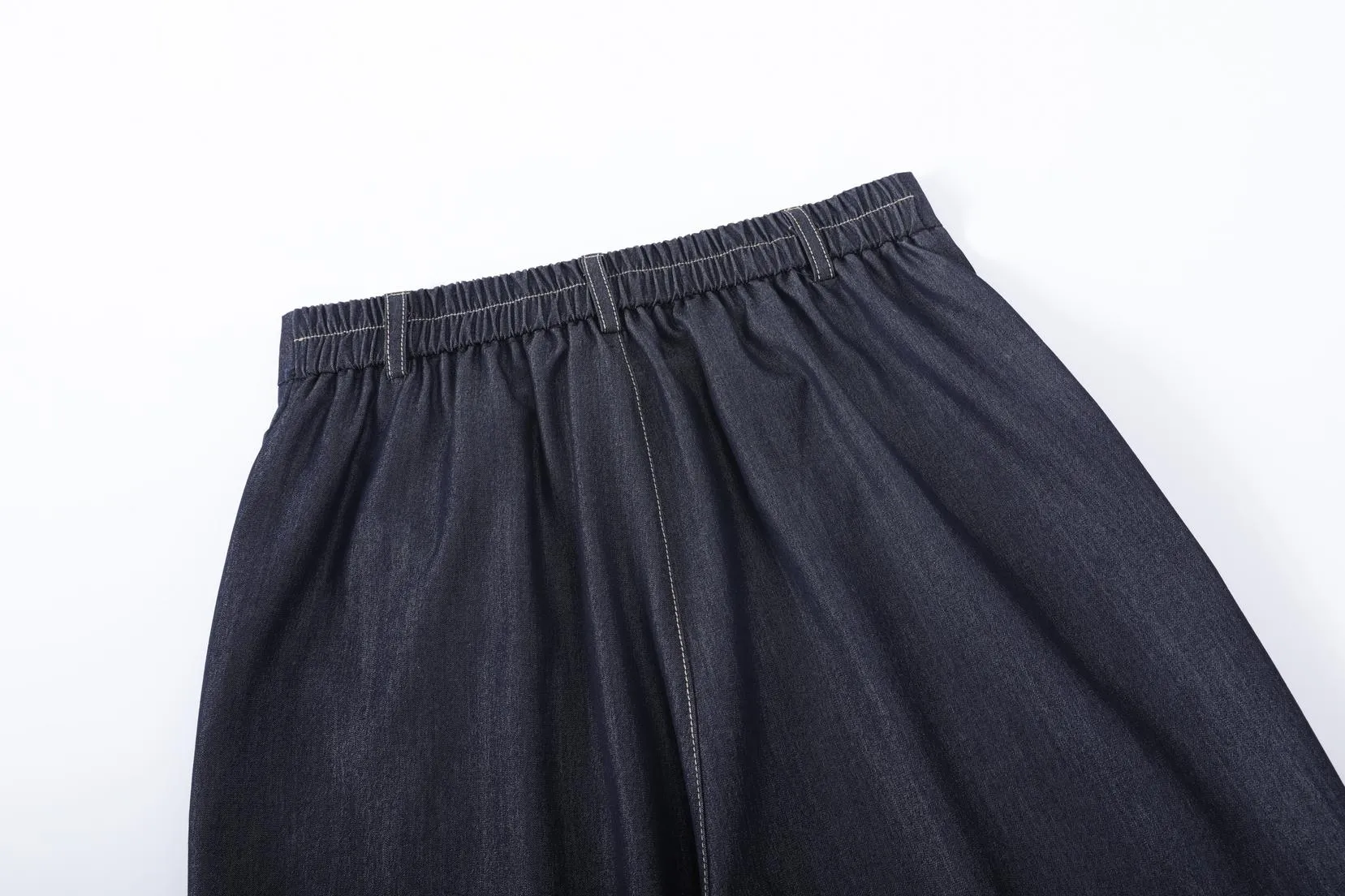 Relaxed-Fit Wide Leg Jeans with Double Stitching for Comfortable Style