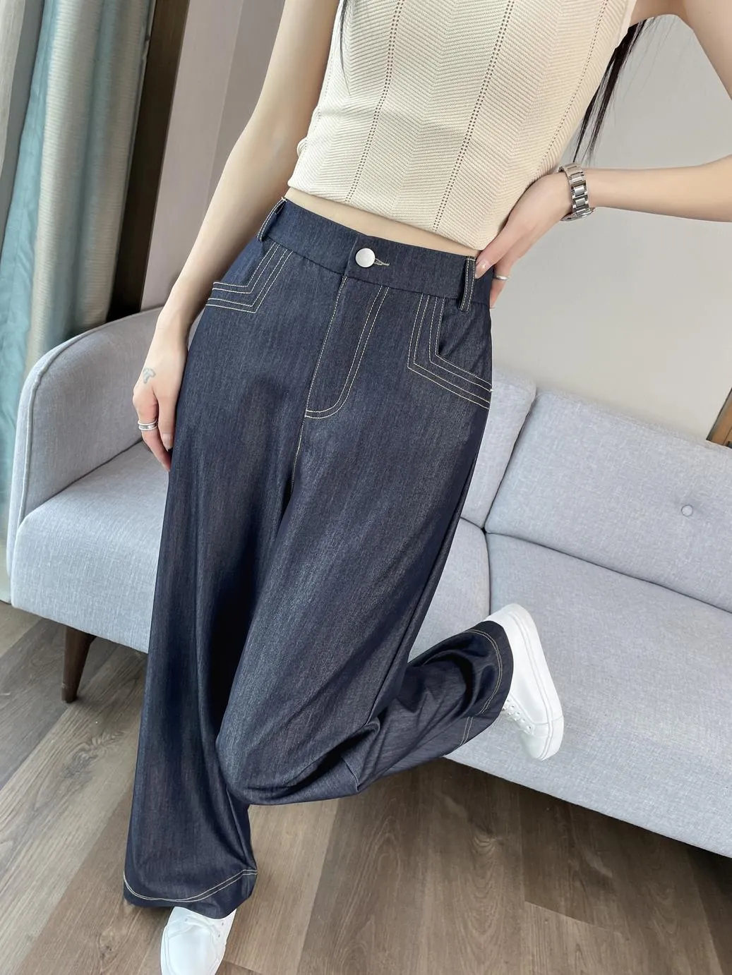 Relaxed-Fit Wide Leg Jeans with Double Stitching for Comfortable Style