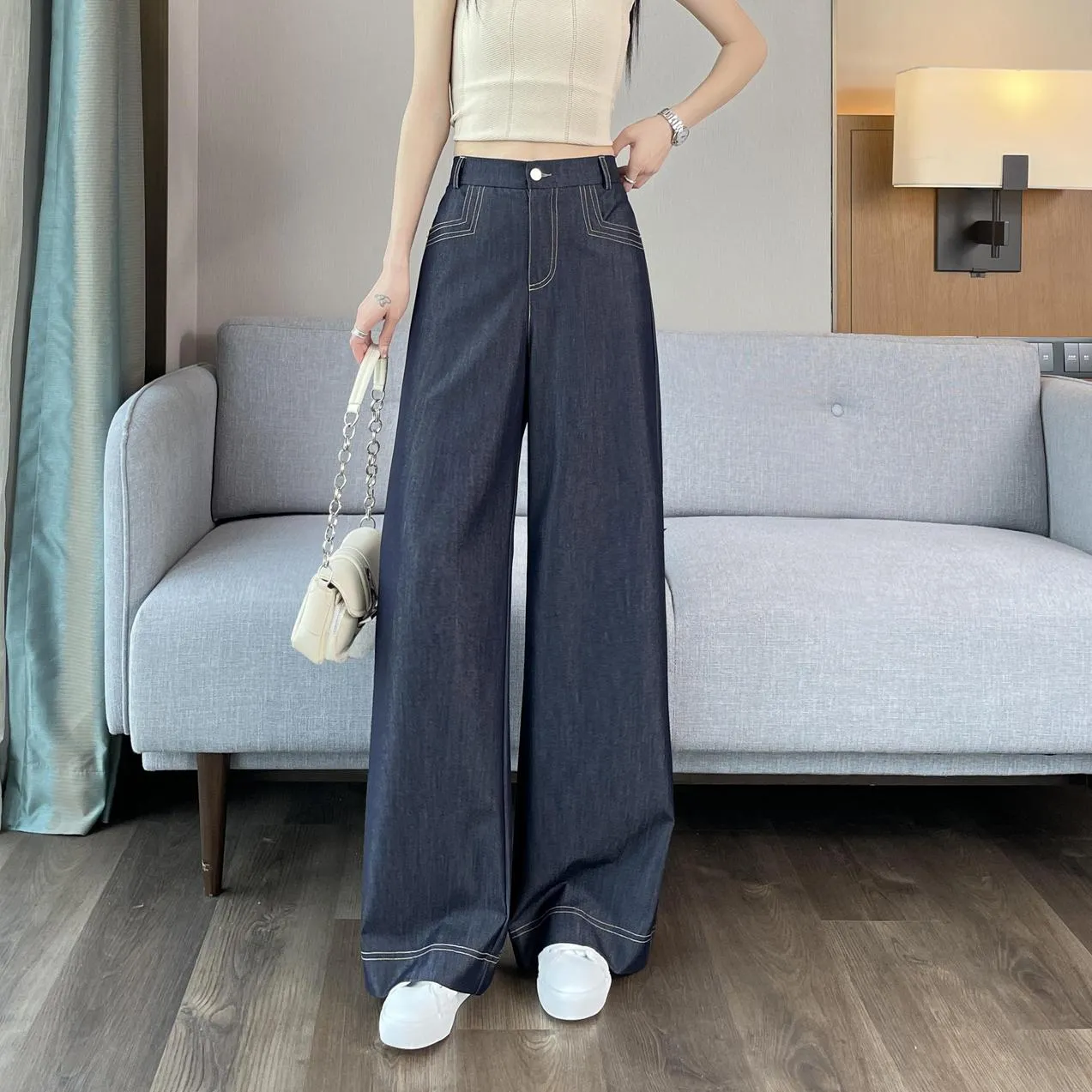 Relaxed-Fit Wide Leg Jeans with Double Stitching for Comfortable Style