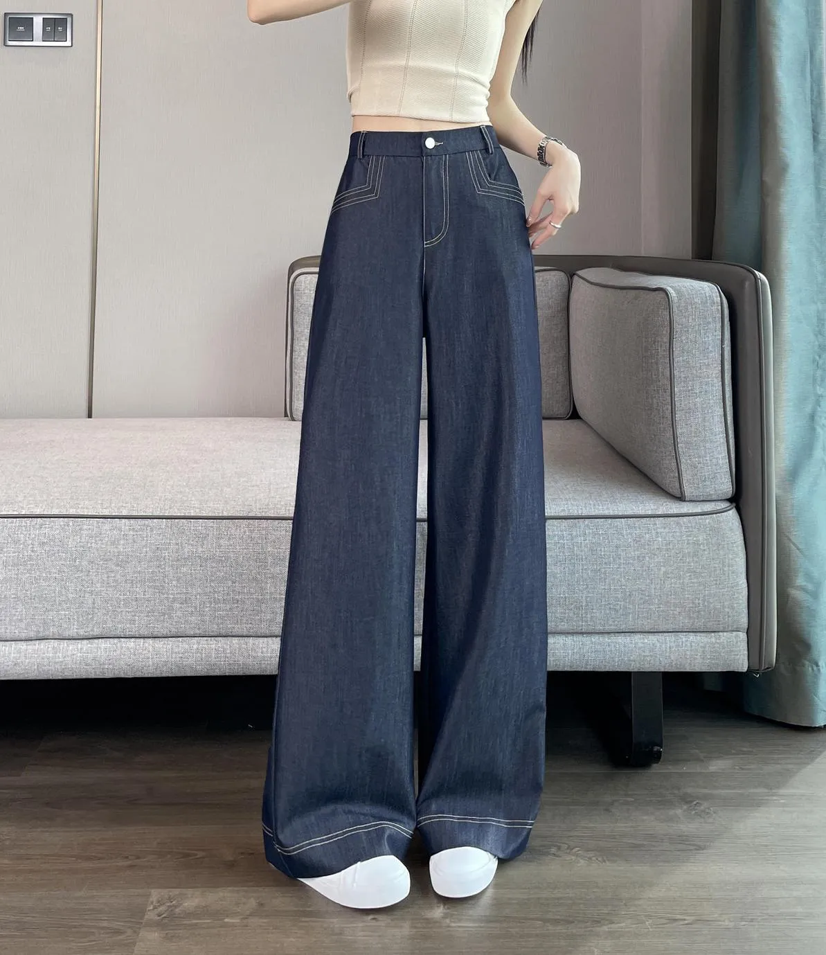 Relaxed-Fit Wide Leg Jeans with Double Stitching for Comfortable Style