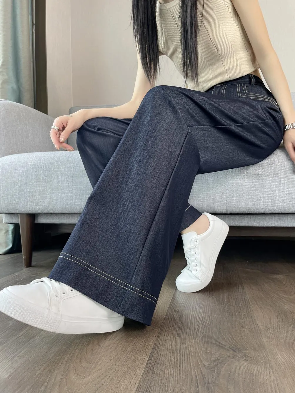 Relaxed-Fit Wide Leg Jeans with Double Stitching for Comfortable Style