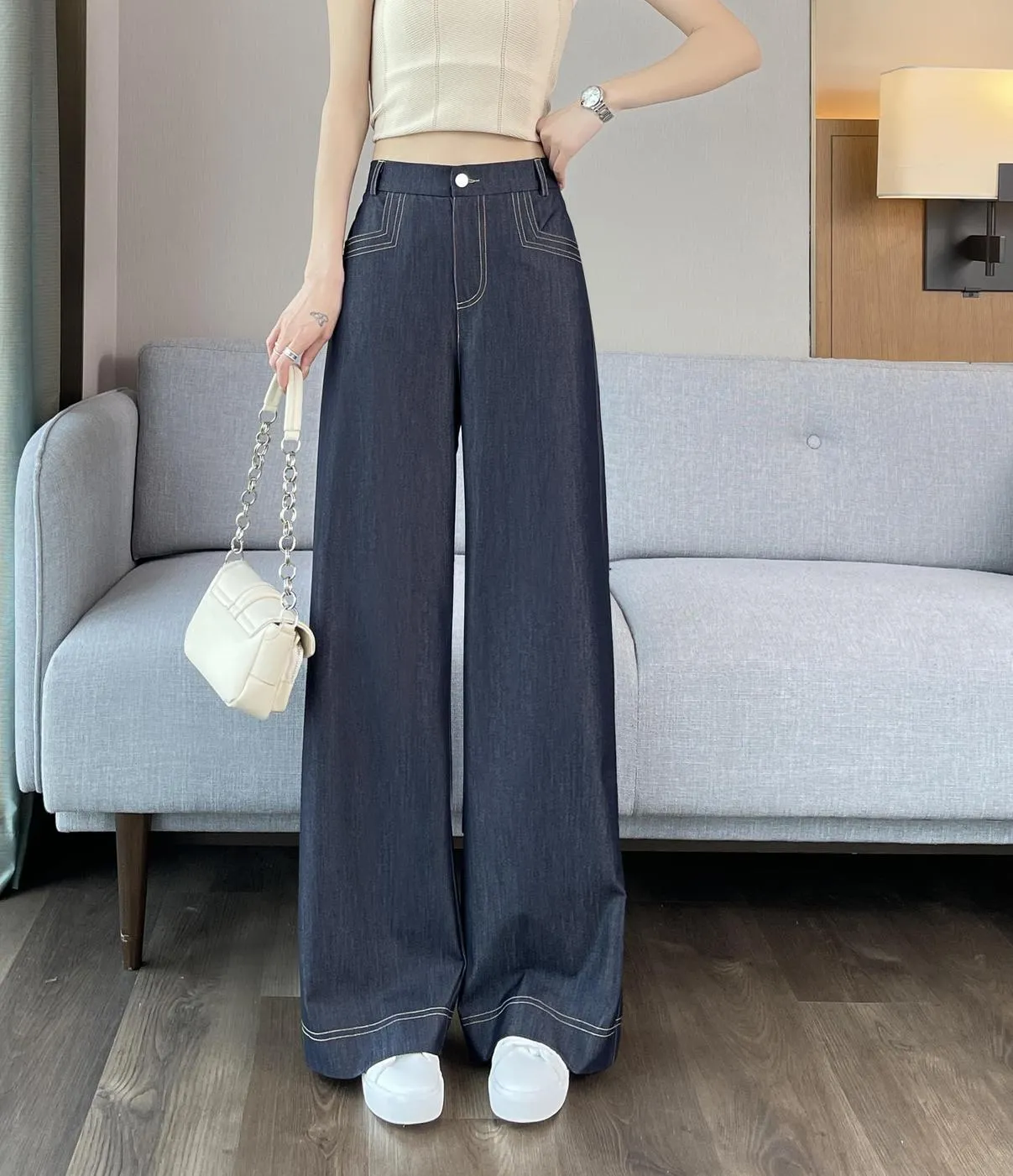 Relaxed-Fit Wide Leg Jeans with Double Stitching for Comfortable Style
