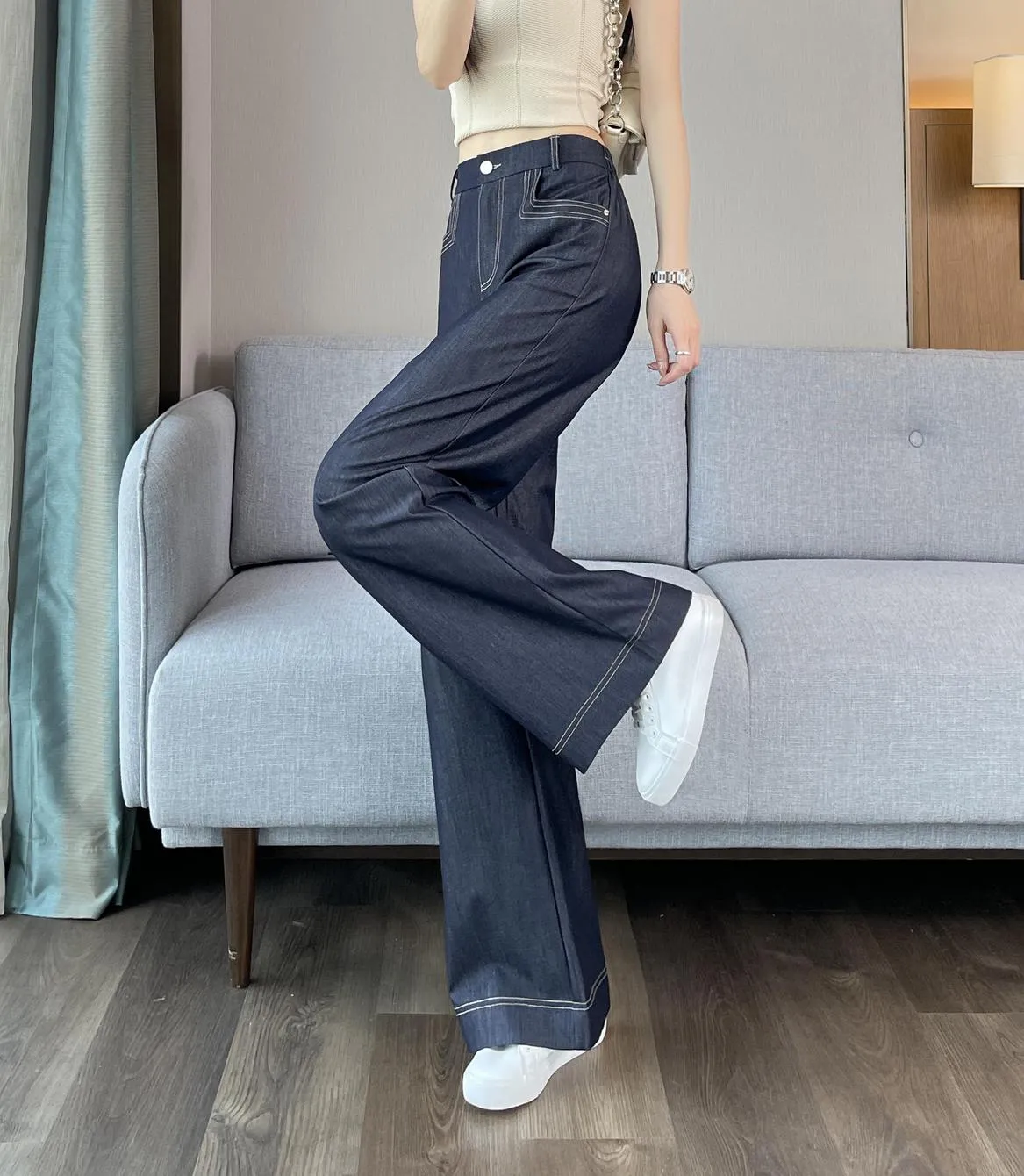 Relaxed-Fit Wide Leg Jeans with Double Stitching for Comfortable Style