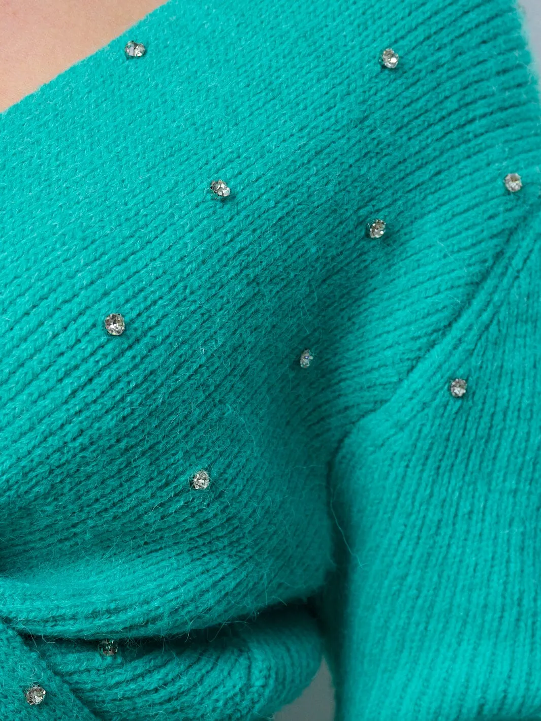 WOMEN'S LONG SLEEVE FRONT TWIST STUDS DETAILED SWEATER